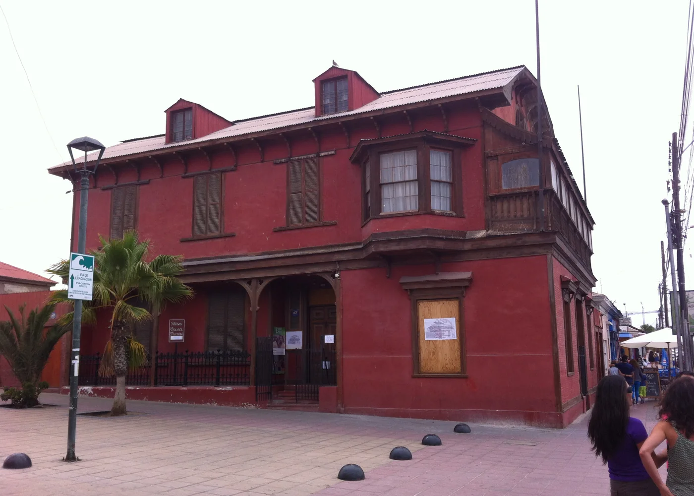 Fachada roja del museo Casa Tornini en Caldera