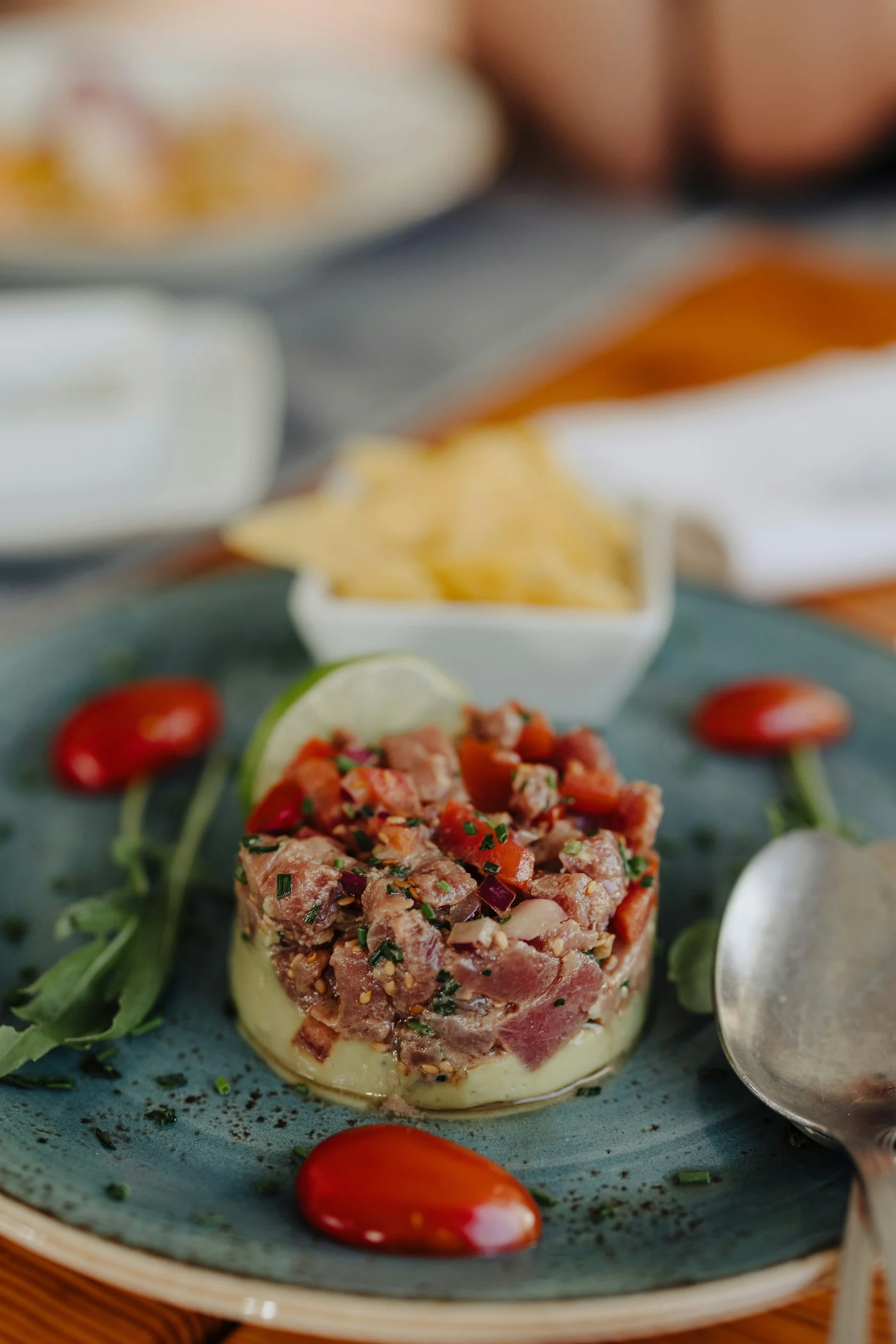 Tartare de atún con palta en un plato, fotografía referencial