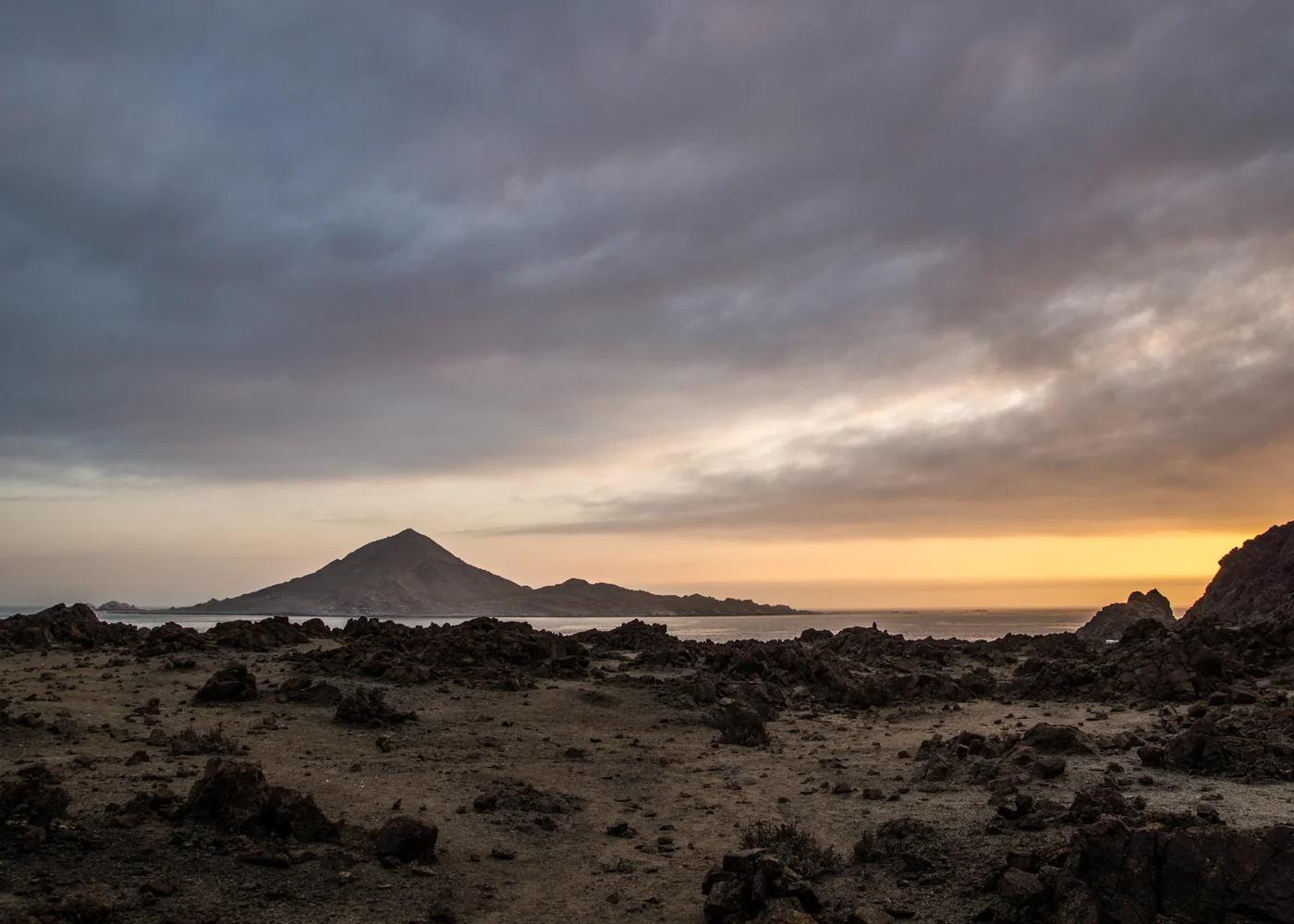 Isla Pan de Azúcar vista desde la costa al atardecer