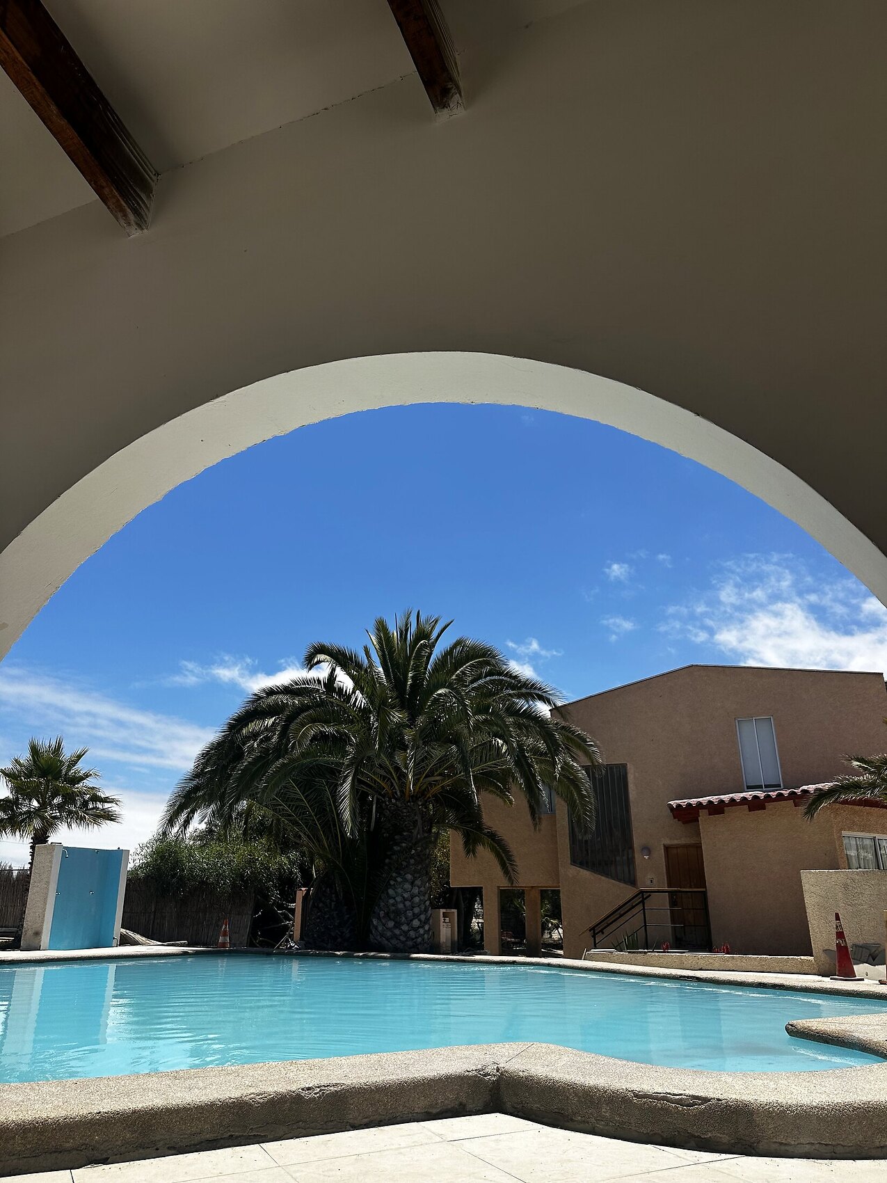 Piscina y solárium del recinto bajo arco