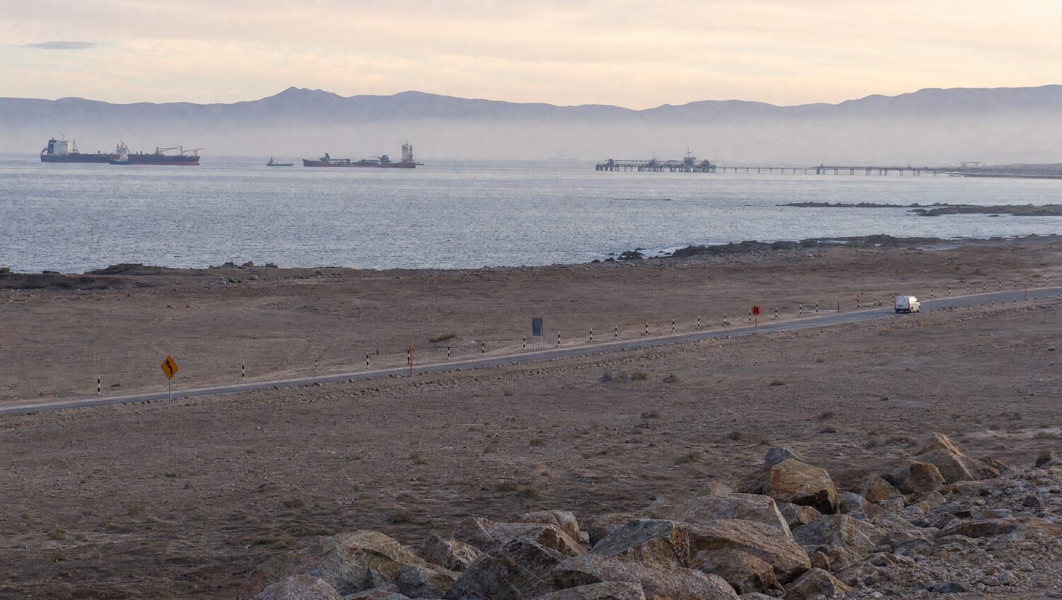 Buques de carga y muelle del puerto de Caldera cerca del recinto
